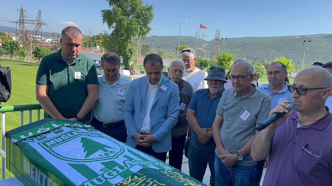 Akın Çavaş’ın Naaşı Muğlaspor Tesislerinde Karşılandı: Duygu Dolu Anlar Yaşandı 4